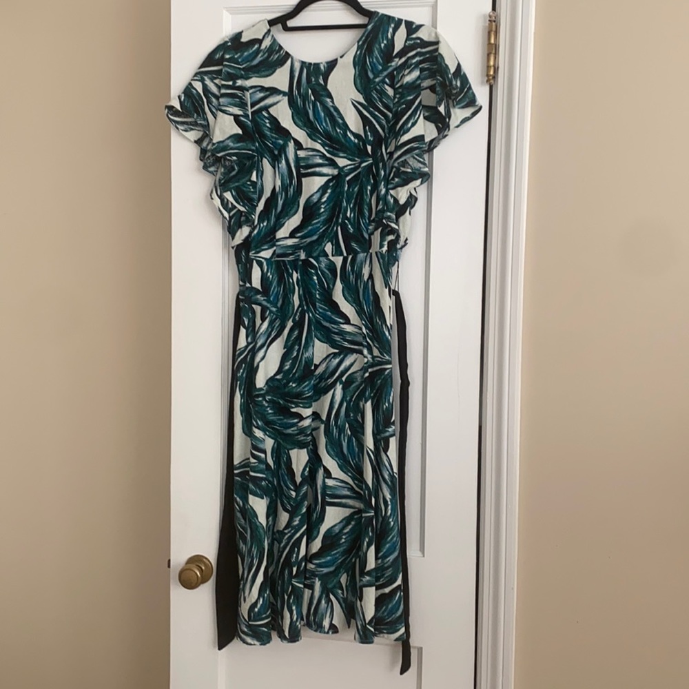 Beautiful dress with tie waist and zip closure